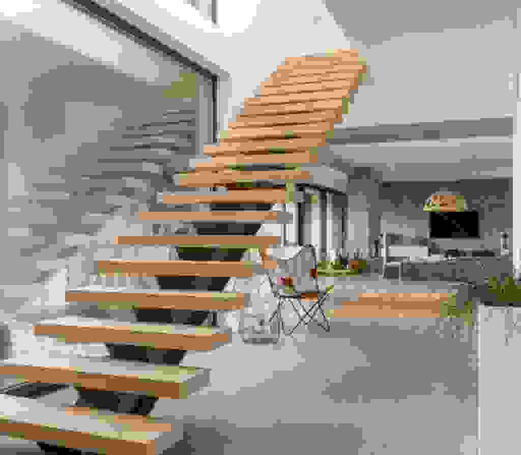 Holztreppe in moderner Villa