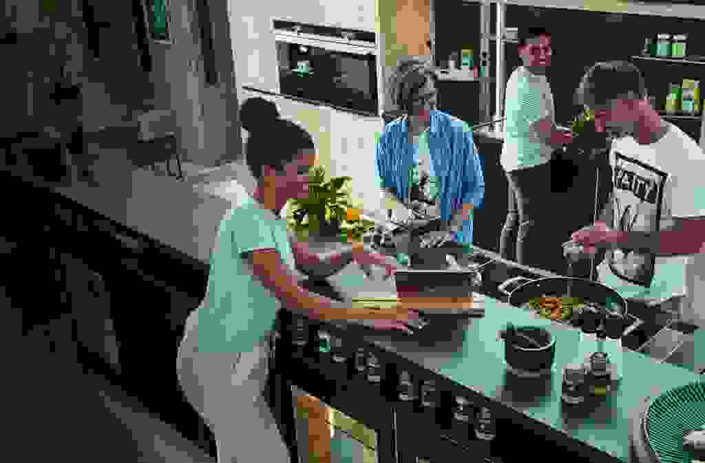 Menschen kochen in Küche